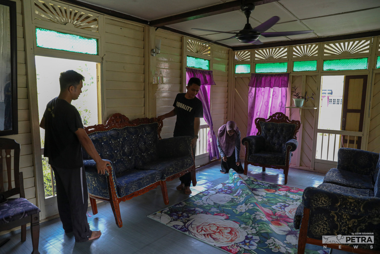 Tabri family members help each other clean up their kampung house. – AZIM RAHMAN/The Vibes pic, May 2, 2022