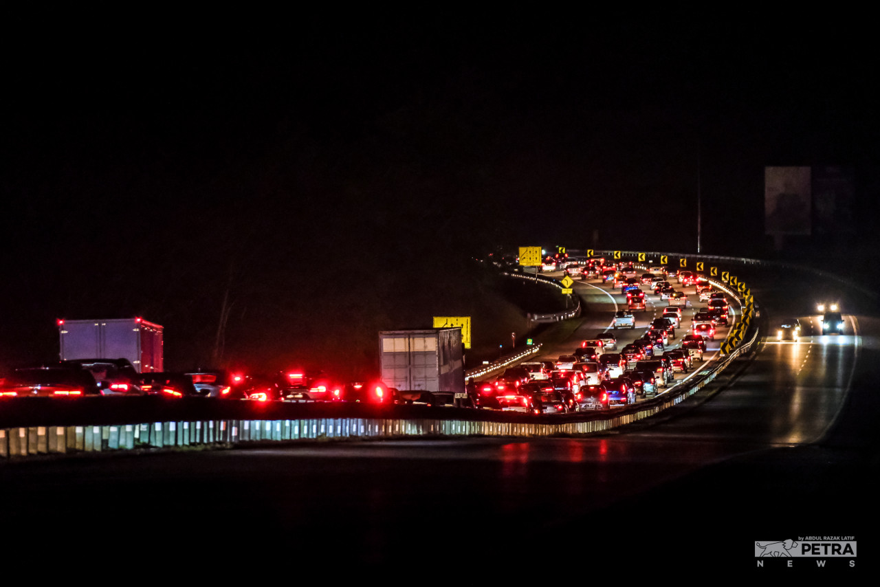 Millions of Malaysians making their first trip back for home for Hari Raya on the last couple of nights leading up to Hari Raya, waiting for hours on the North-South Expressway. – ABD RAZAK LATIF/The Vibes pic, May 2, 2022