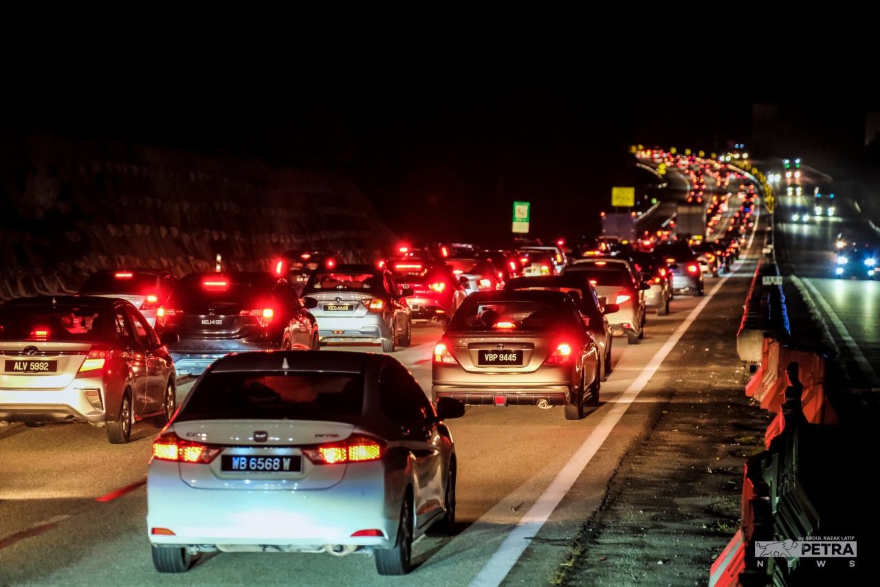 Traffic flow on the North-South Highway heading north was no different with thousands of travellers thronging the road after midnight on Sunday. – ABD RAZAK LATIF/The Vibes pic, May 2, 2022