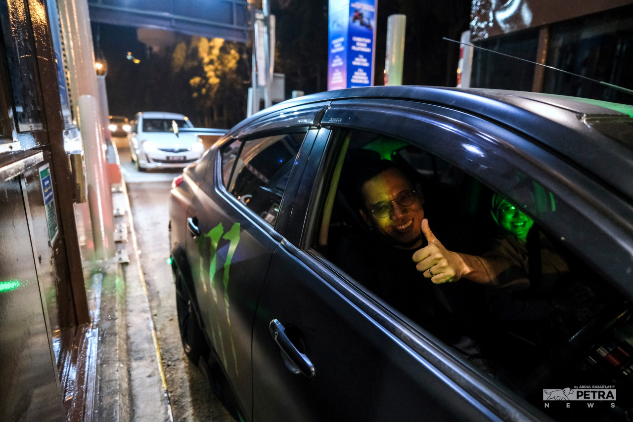 Thumbs up from a happy traveller, enjoying the toll-free ride as he makes his way back home, eager to celebrate Hari Raya Aidilfitri. – ABD RAZAK LATIF/The Vibes pic, May 2, 2022