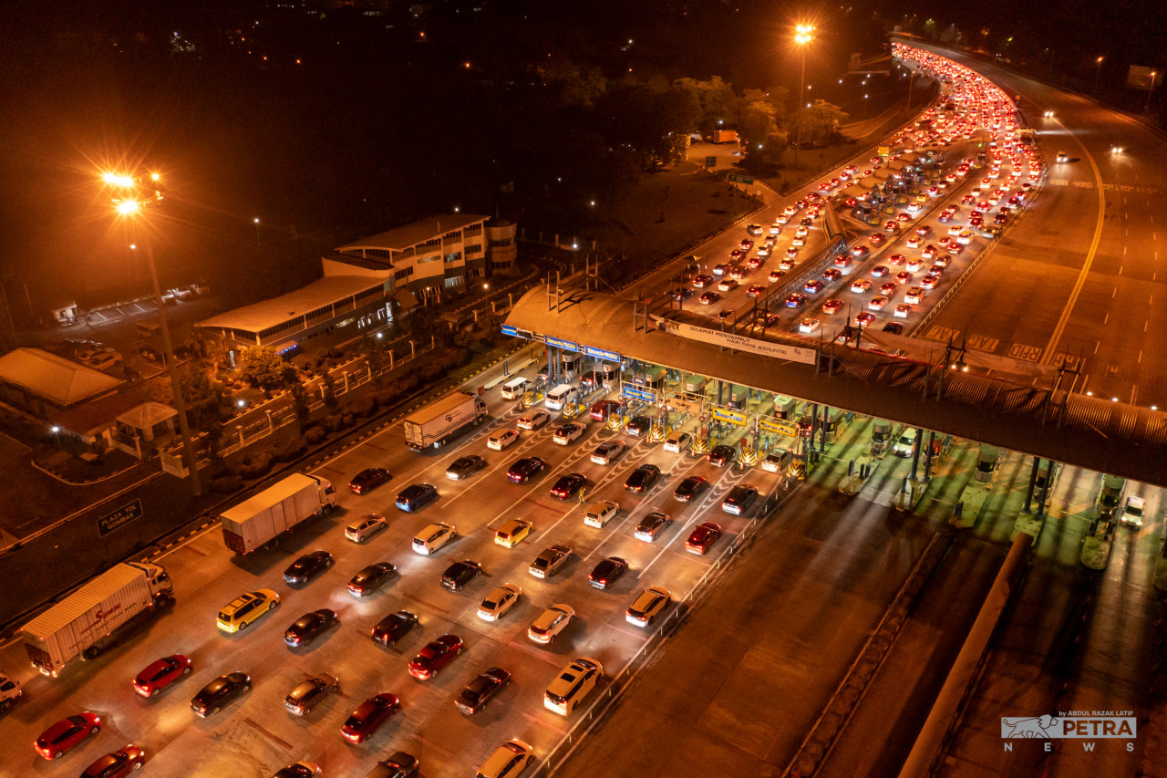 An aerial shot of the LPT1 Highway sees tens of thousands of vehicles, even past midnight last Sunday, just to take advantage of the two-day toll-free rides and toll discounts. – ABD RAZAK LATIF/The Vibes pic, May 2, 2022