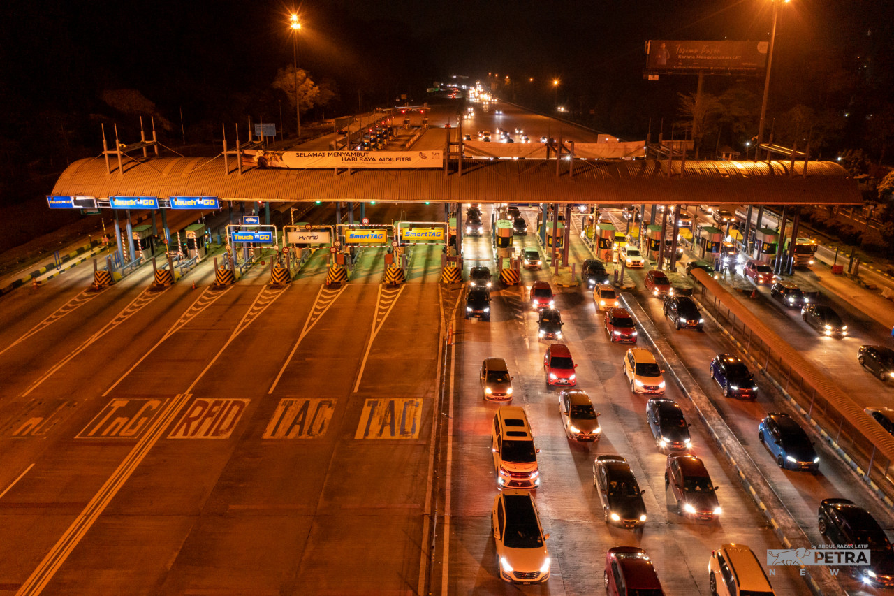 With the government's toll-free rides and toll discounts applicable for next weekend as well, massive traffic jams are expected as city folk travel back into the capital after celebrating Hari Raya. – ABD RAZAK LATIF/The Vibes pic, May 2, 2022