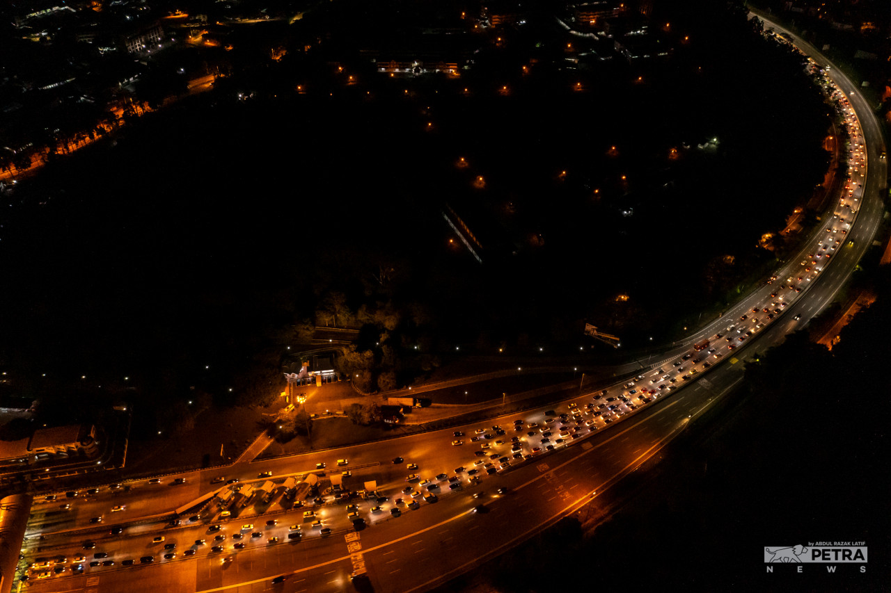 A bottleneck after the Gombak Tol Plaza heading to Lentang causes a traffic jam spanning more than 30km, with many complaining that their journey back home took twice as long compared to before the pandemic. – ABD RAZAK LATIF/The Vibes pic, May 2, 2022