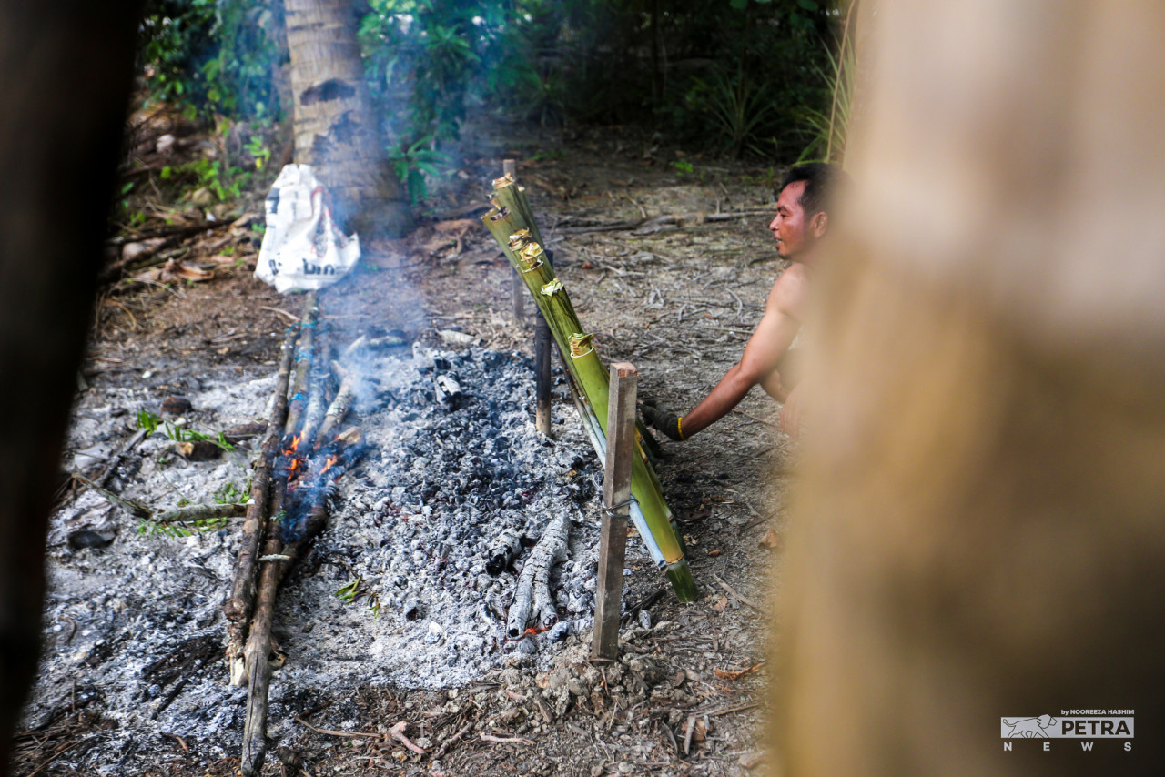 A resident of Kg Parit Baru, Sabak Bernam, Yusuf Ahmad, grills lemang for his family ahead of Hari Raya. – NOOREEZA HASHIM/The Vibes pic, May 9, 2022