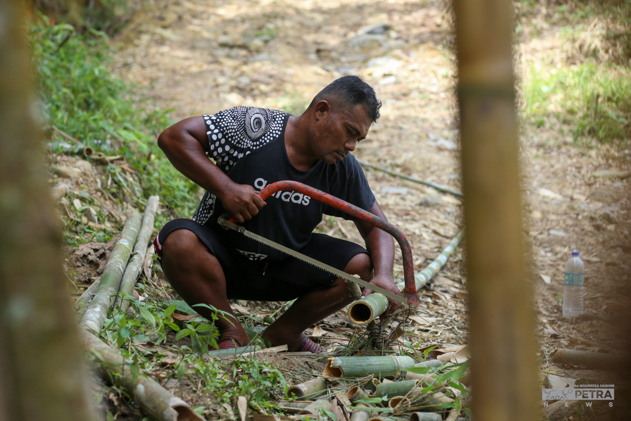 Aras Jumi always ensures that lemang bamboo is cut according to the sizes requested by lemang sellers. – NOOREEZA HASHIM/The Vibes pic, May 9, 2022