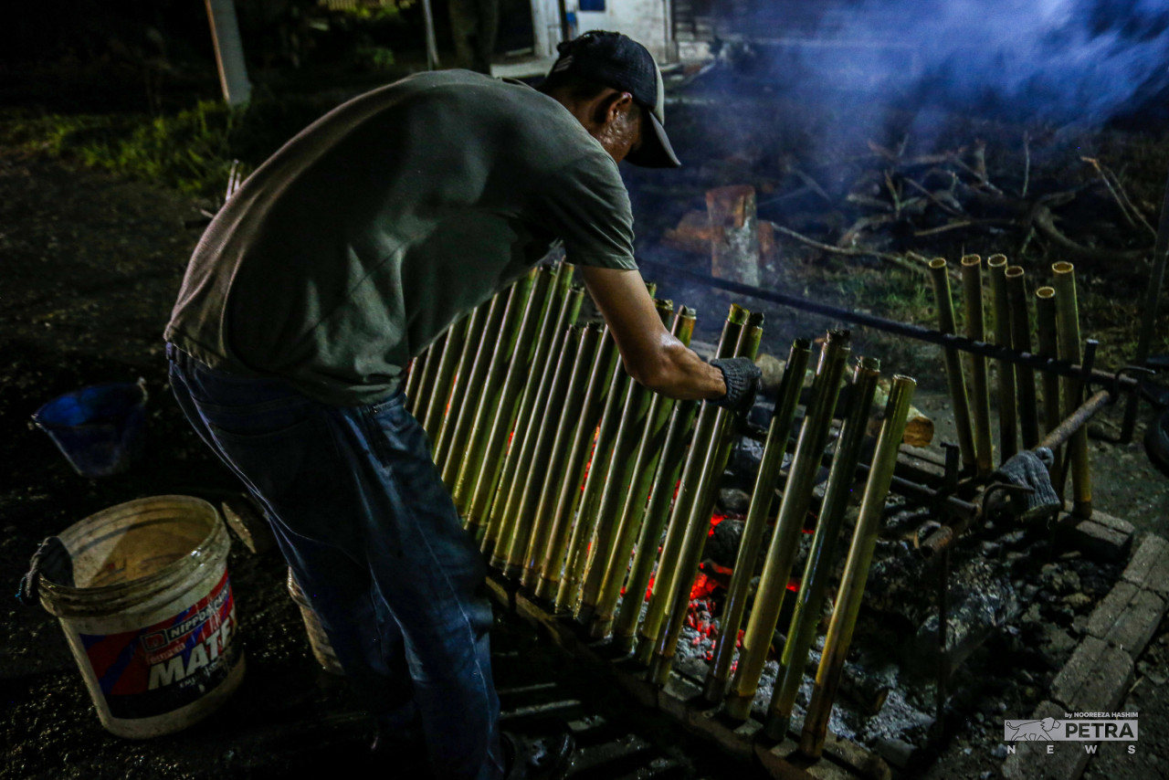 People make a beeline for Lemang Kg Bahagia ahead of Hari Raya, one of the famous lemang stops around Teluk Intan. – NOOREEZA HASHIM/The Vibes pic, May 9, 2022