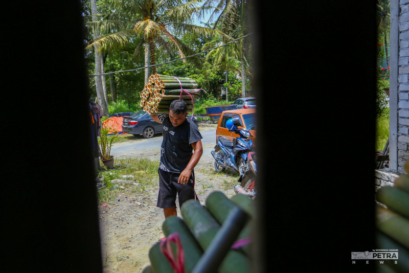 [PHOTOS] The Orang Asli behind nearly a million lemang bamboos for Raya cheer