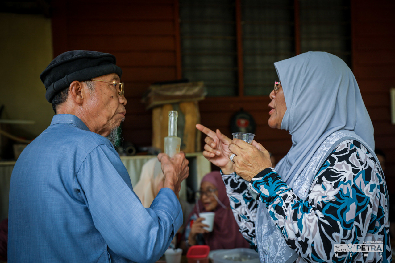 After almost two years of not seeing each other, Zahir Abd Kahar (left) and Faridah Syam have lots to catch up on. – SYEDA IMRAN/The Vibes pic, May 10, 2022