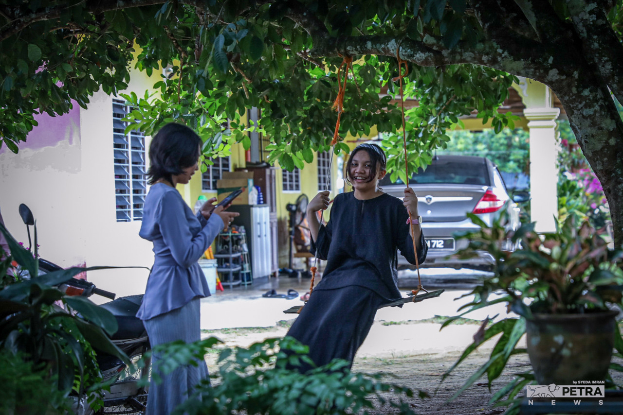 Hari Raya Aidilfitri family gatherings strengthen the relationship between Sophea Zahra (right) and her cousin, Eva Hasyira. – SYEDA IMRAN/The Vibes pic, May 10, 2022