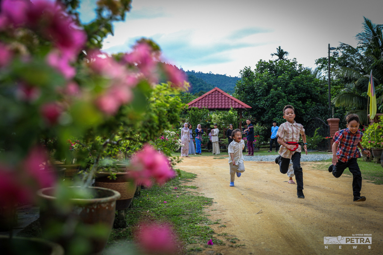 Happiness fills the atmosphere as the young express excitement at being able to celebrate Hari Raya Aidilfitri in their kampung. – SYEDA IMRAN/The Vibes pic, May 10, 2022