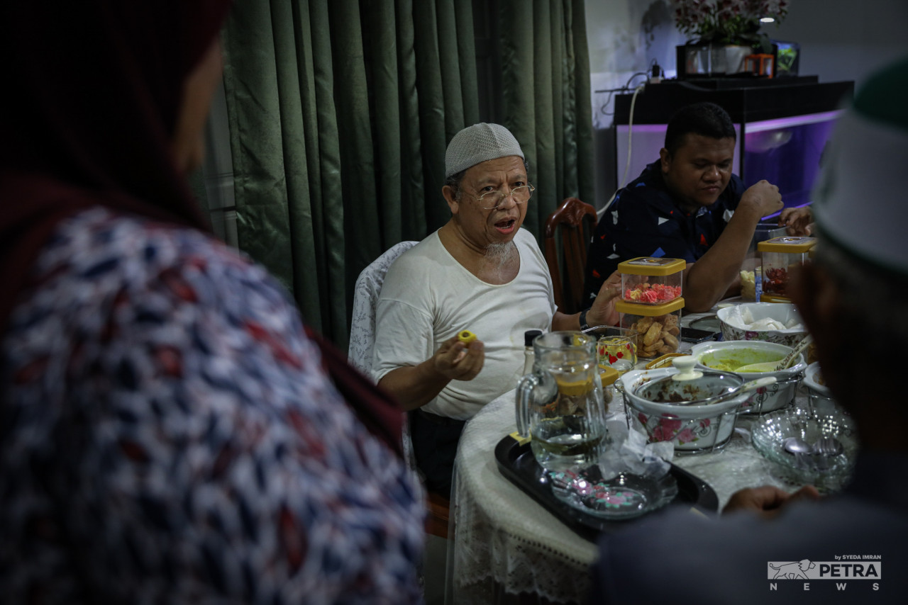 Family members bond with the elderly during Hari Raya Aidilfitri gatherings. – SYEDA IMRAN/The Vibes pic, May 10, 2022