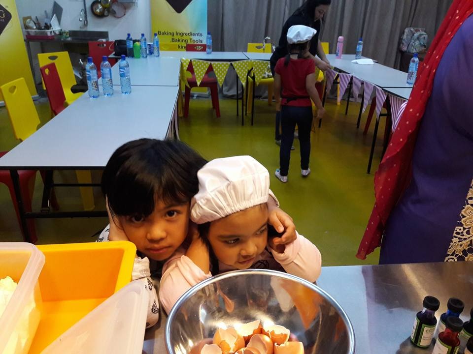Aufiya and Emilea at a baking class. – Pic courtesy of Nik Didi Nik Mohd Yusoff