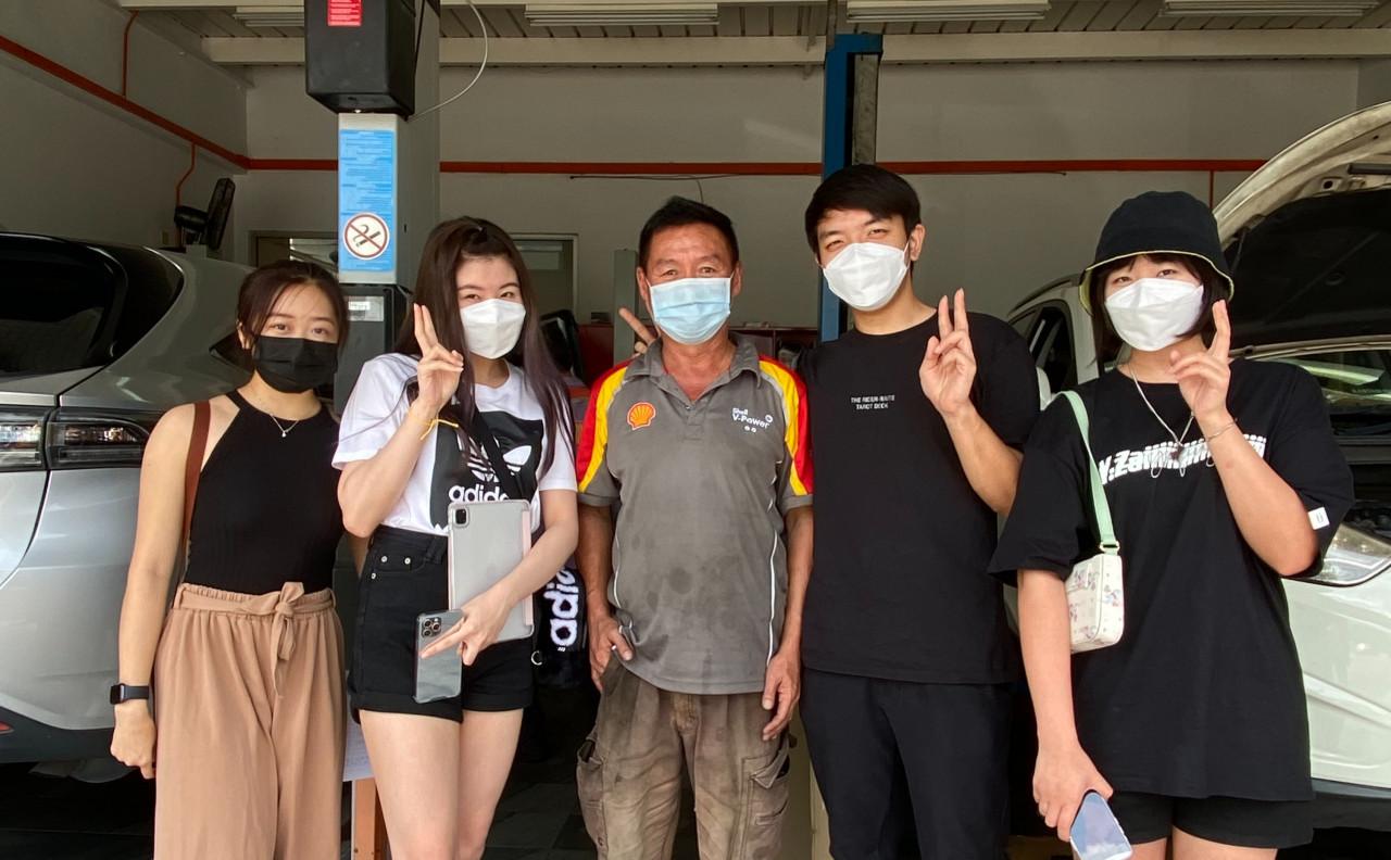The students with Yap. – Pic courtesy of Hardip Singh Rekhraj and Abelyn Oh Ying