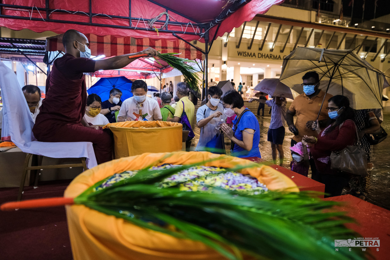Devotees getting holy water blessing from a priest. – ABDUL RAZAK LATIF/The Vibes pic