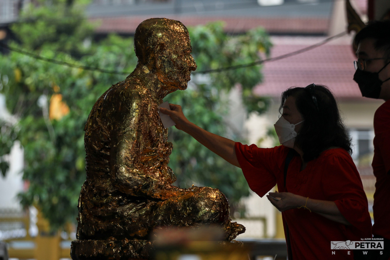 Buddhists spend the whole sacred day at temples meditating, chanting prayers and offering alms to Buddhist monks. – AZIM RAHMAN/The Vibes pic