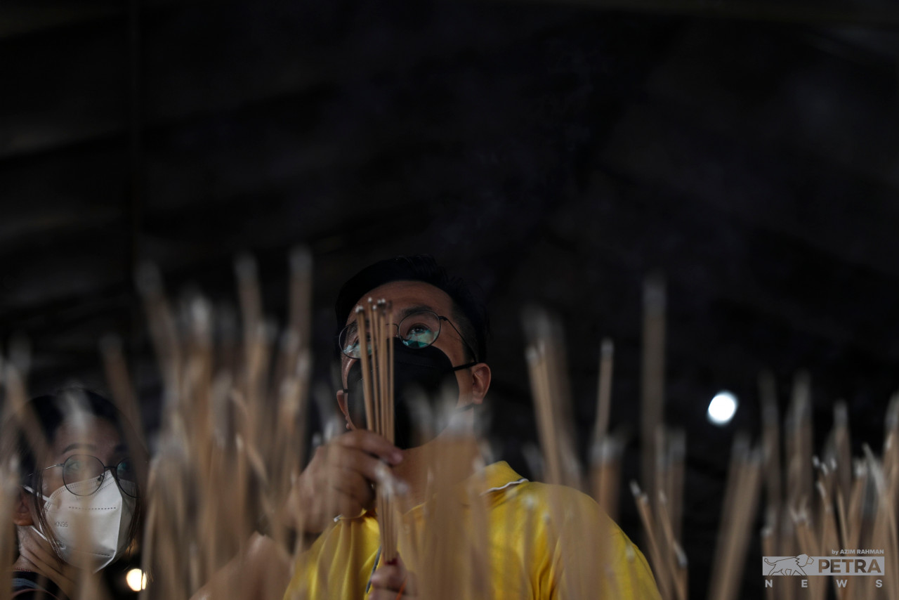 (Above and below) Devotees seen exercising Wesak Day prayers and rituals. – AZIM RAHMAN/The Vibes pic