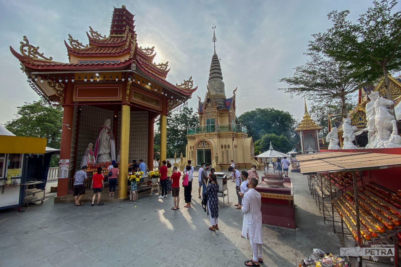 Wesak Day morning at the Thai Buddhist Chetawan Temple aka Wat Chetawan in Petaling Jaya. – AZIM RAHMAN/The Vibes pic