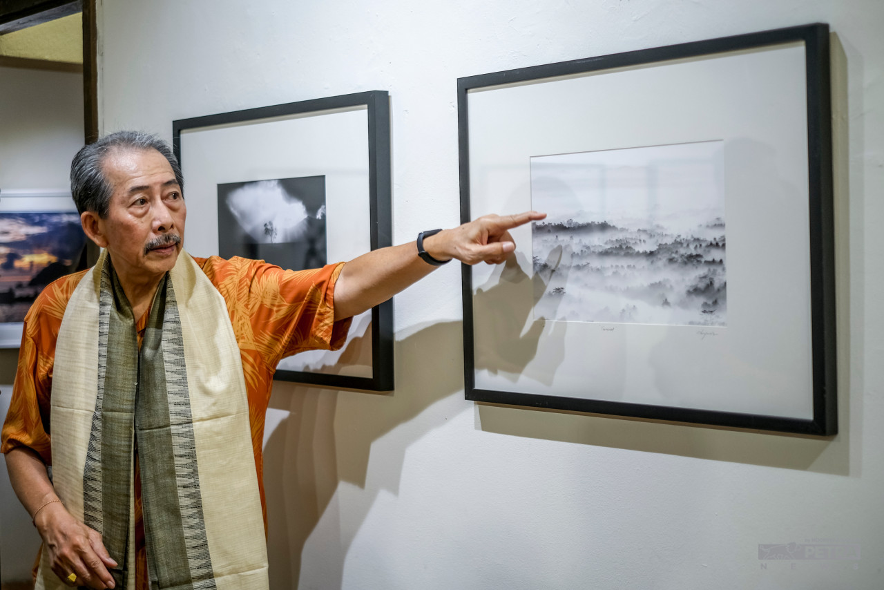 Chow explaining the zone system photography techniques he applies in his photograph. – ABDUL RAZAK LATIF/The Vibes pic