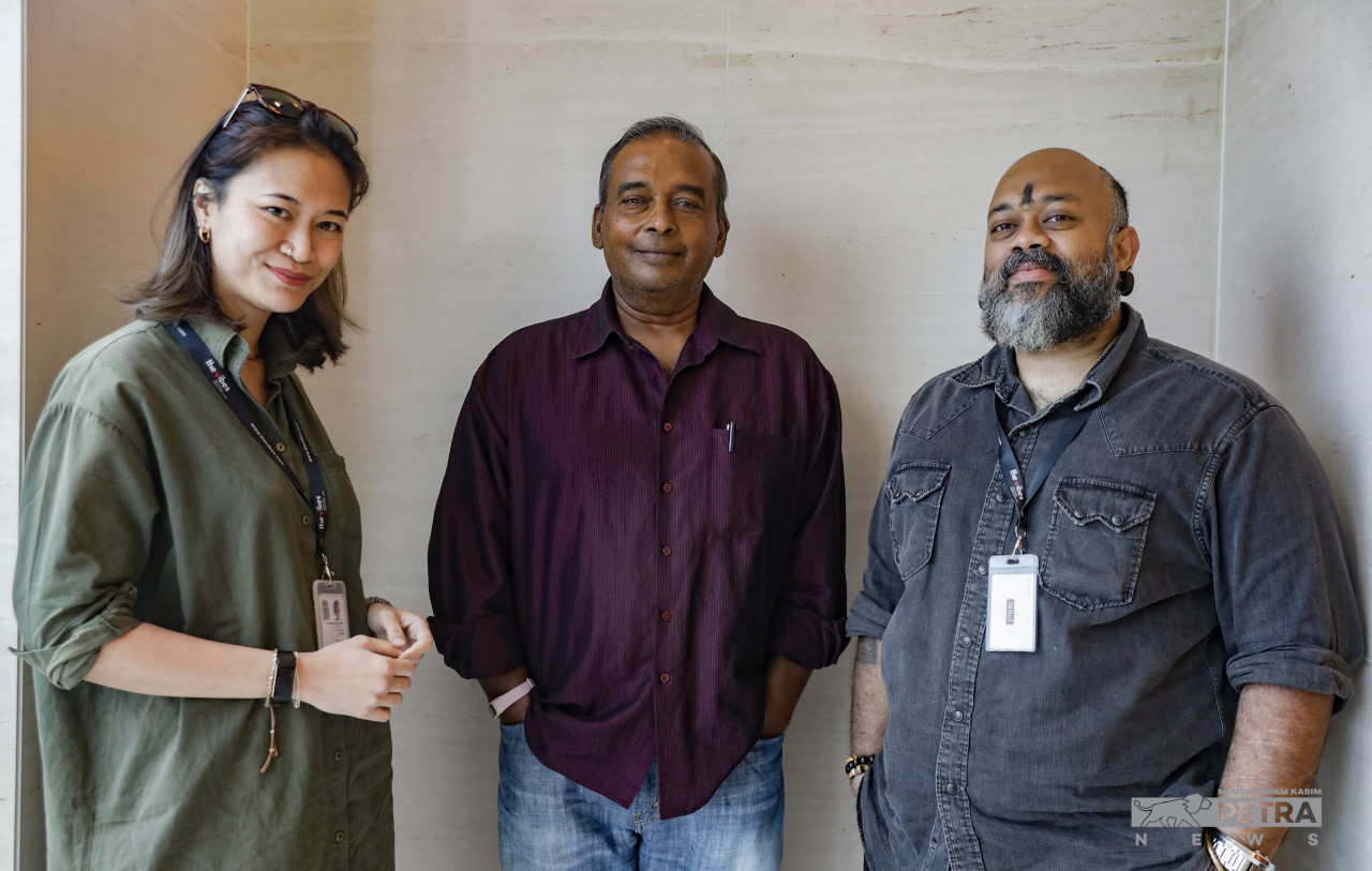(L-R) Sports Desk writer Julie Jalaluddin, Dr E.R. Subramaniam, and Sports Desk editor T. Vignesh. – Vibes pic/Muharram Kasim