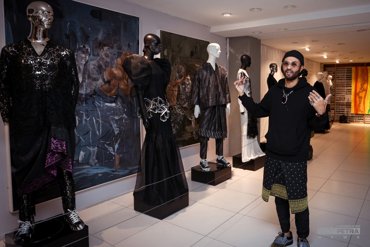 Celebrated Malaysian couturier Datuk Seri Bernard Chandran taking visitors on a personal tour of this year’s Petang Raya exhibition in Fahrenheit 88. – NOREEZA HASHIM/The Vibes pic