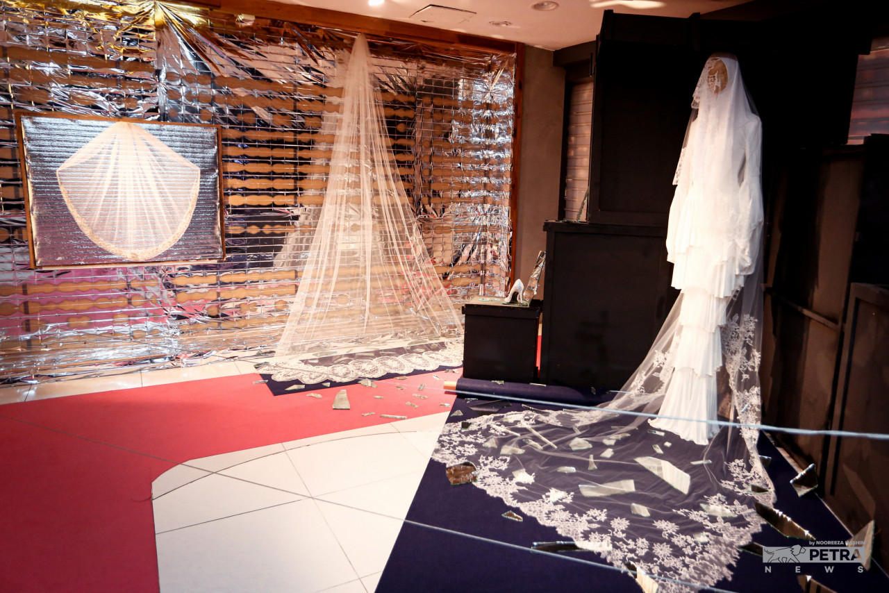 It is said that this particular finale piece is inspired by politician and member of Parliament Wan Azizah Wan Ismail. While he did not intend for the clothing to be politically inclined, Chandran notes that his choice for her as an independent muse for the design came during a time when women’s vigour and spirit were at their highest in the country. If he were to envision the politician in a wedding dress, that would be it. – NOREEZA HASHIM/The Vibes pic