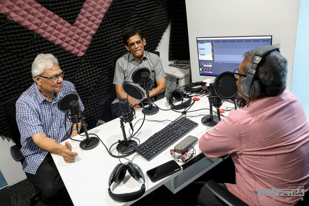 The hosts and Freddie during the recording. – ALIF OMAR/The Vibes pic