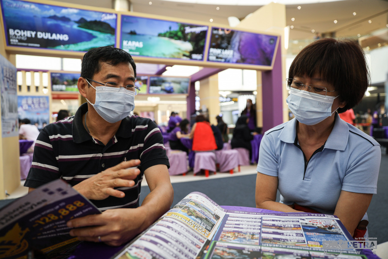 Retired manufacturing manager Lau Keng Sin, 61, and his wife, former finance controller Tay Seok Eong, 65, have travelled with Apple Vacations before. They were seen at the event to look at other attractive deals and see if it would fit their year-end travel plans. – SYEDA IMRAN/The Vibes pic