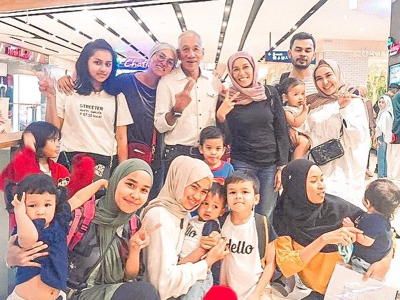 Nora seen with her father, children and grandchildren. – Facebook pic