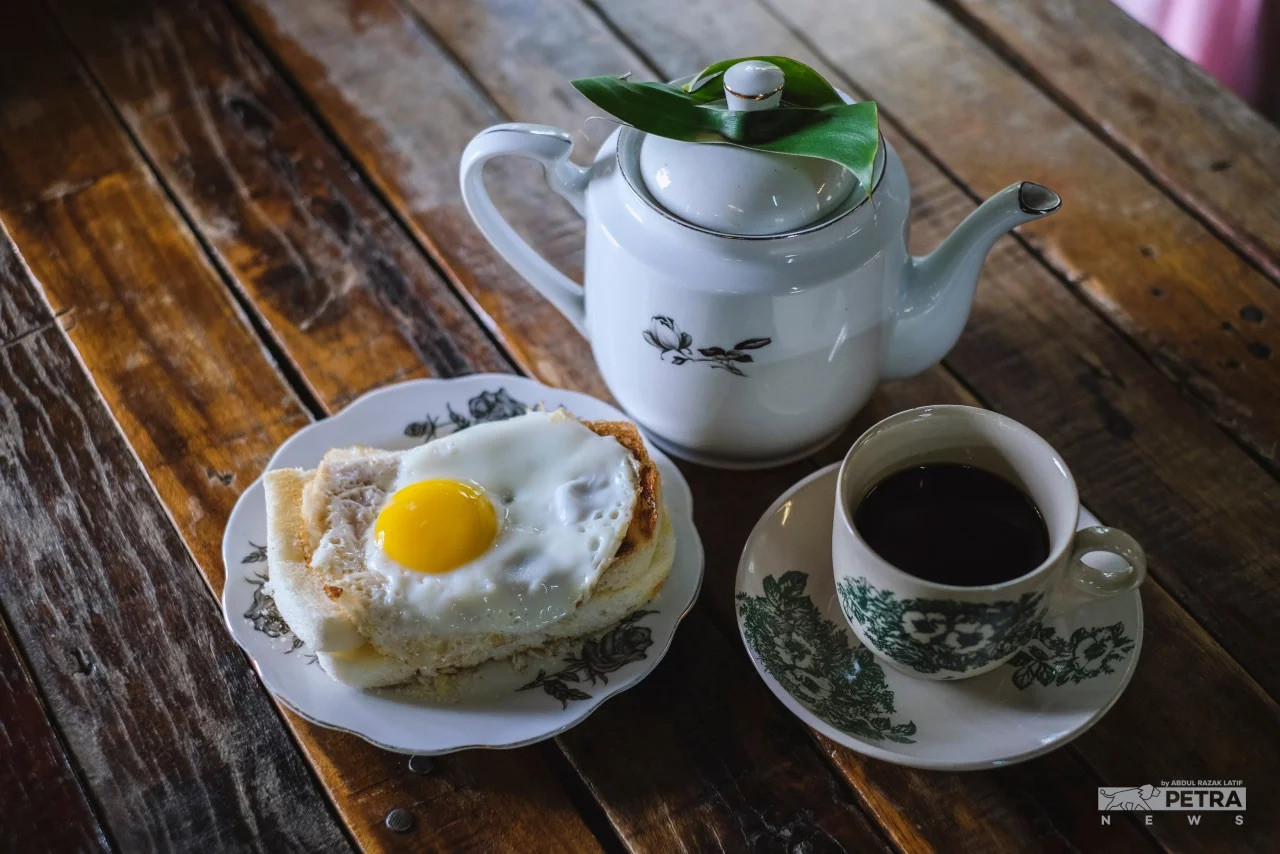 Sunny side-up on toast with kopi kampung. – ABDUL RAZAK LATIF/Getaran pic
