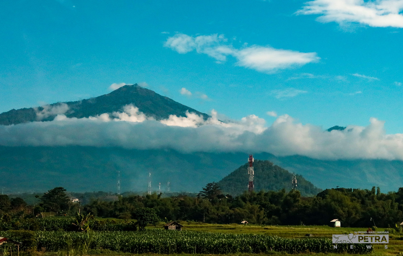 Mount Semeru is a beautiful sight welcoming tourists to Kota Batu. – MOHD HAZLI HASSAN/The Vibes pic