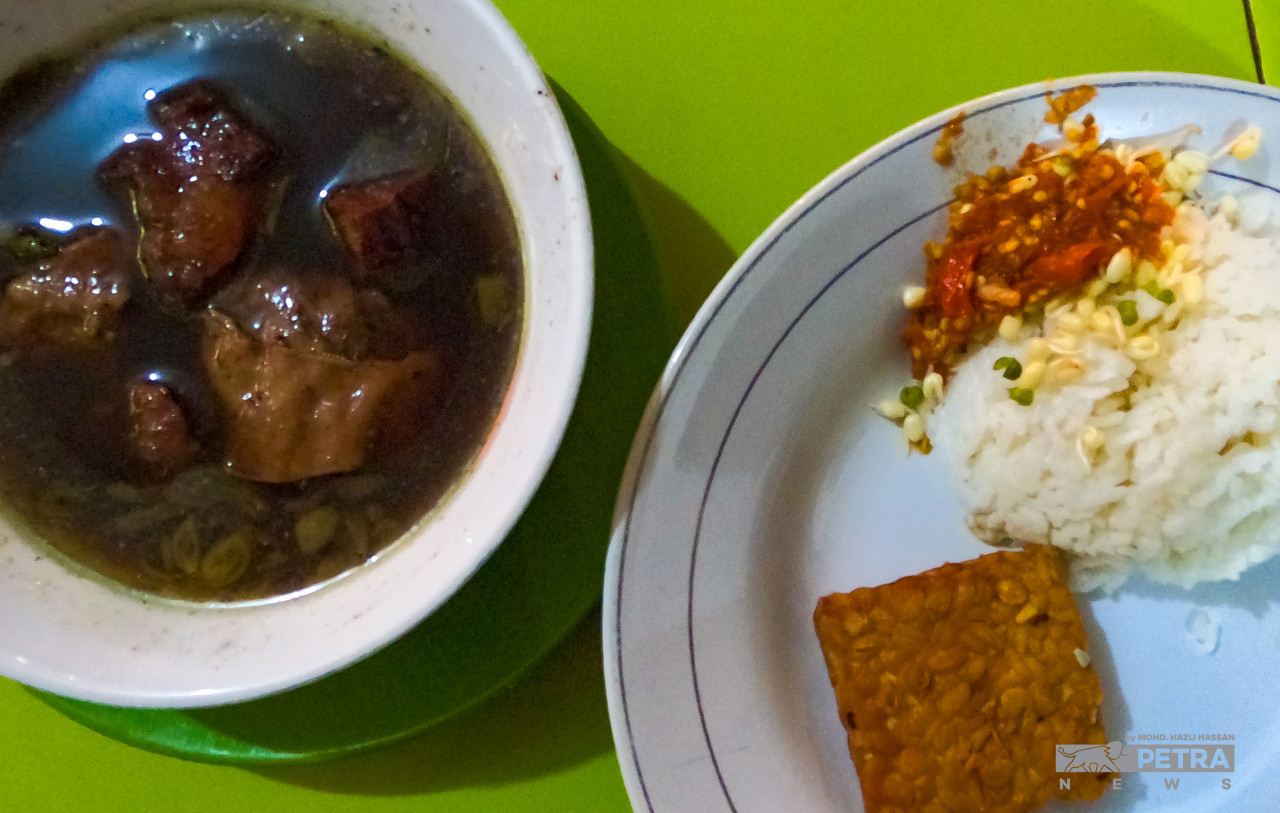 The hot Rawon soup is quite tasty when combined with sambal and tempe. – MOHD HAZLI HASSAN/The Vibes pic