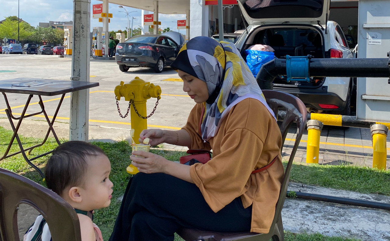 Nordiana, 33, waiting for her car to be repaired. –  Pic courtesy of Hardip Singh Rekhraj and Abelyn Oh Ying