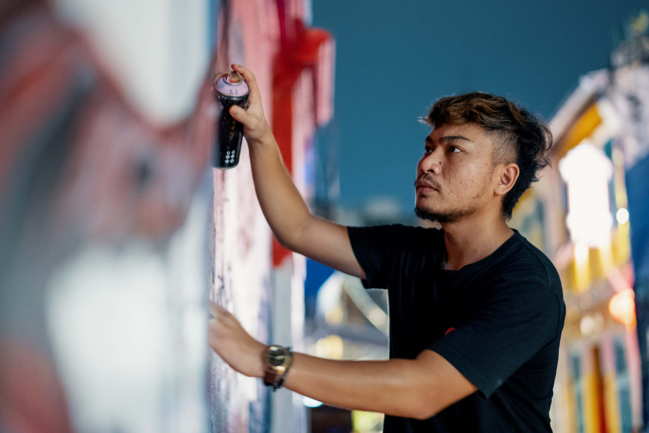Amir at work on the mural. – Netflix pic