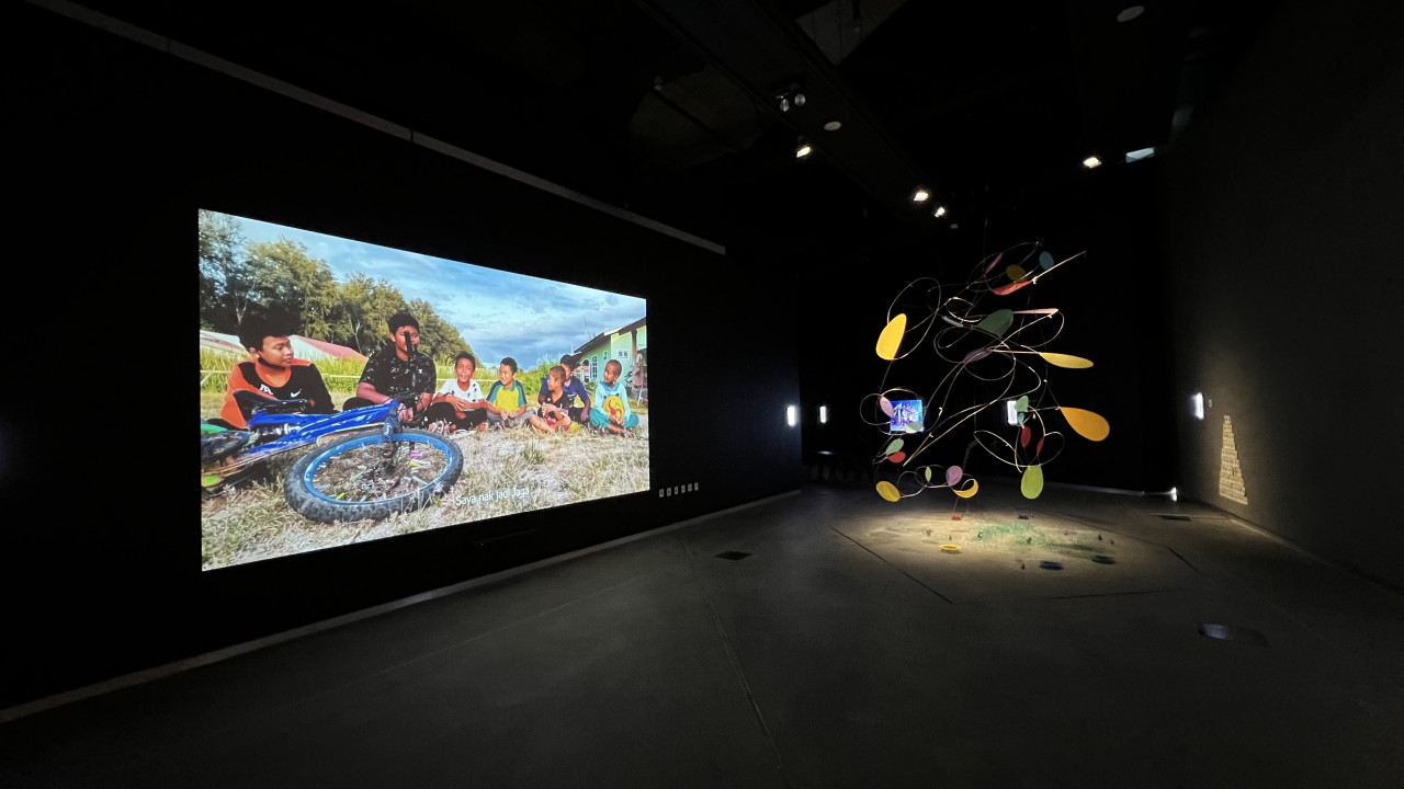 Azzaha Ibrahim, After Monsoon, 2022, Single Channel Video (left); Cheng Yen Pheng, When the Land Tortoise Meets the Sea Turtle Test Fly: I Believe I Can Fly, 2022, mixed media. – Pic courtesy of Ilham Gallery