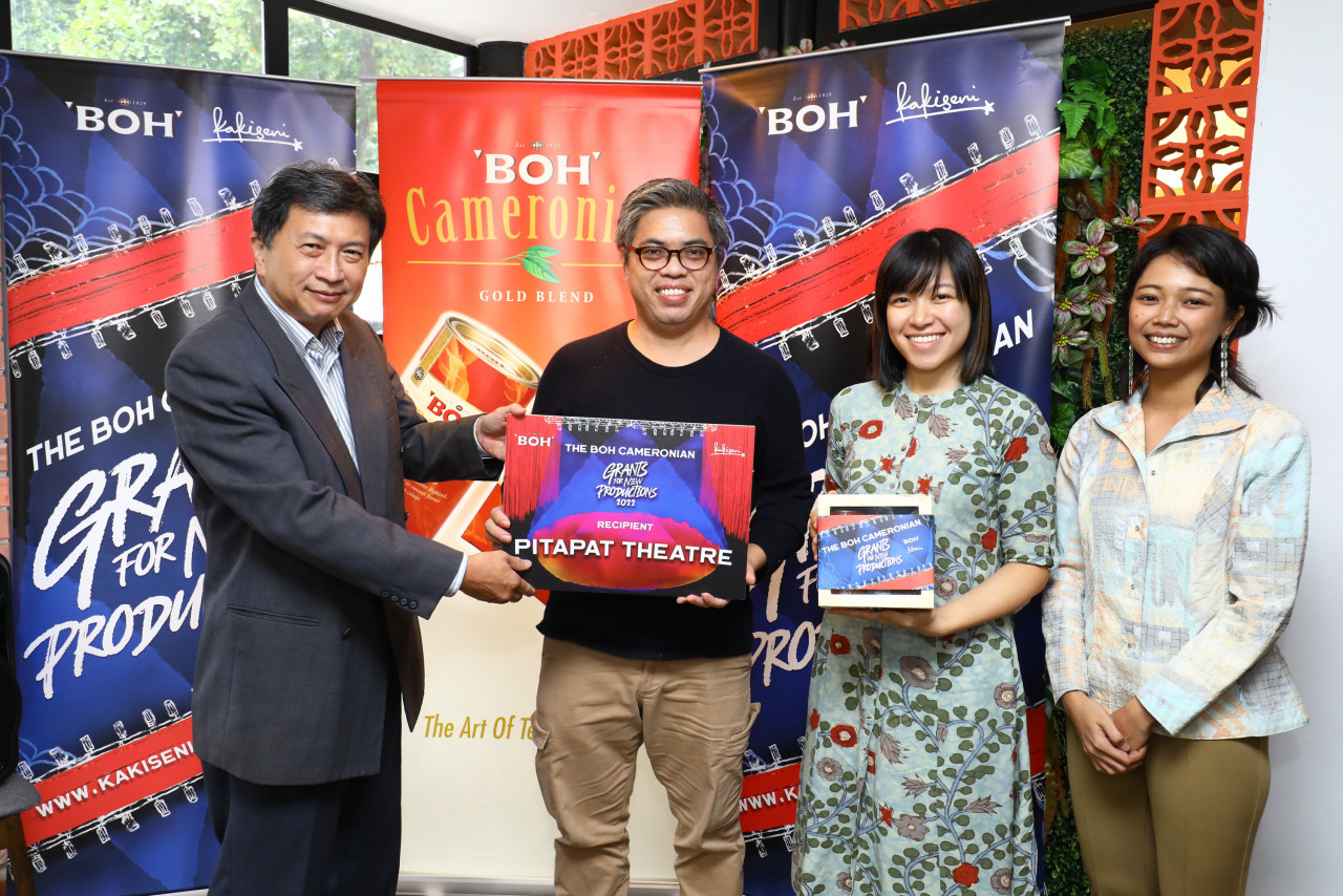 Foo and Kakiseni vice-president Lylatul Qadrina handing out the grants to recipients. – Pic courtesy of Boh Cameronian