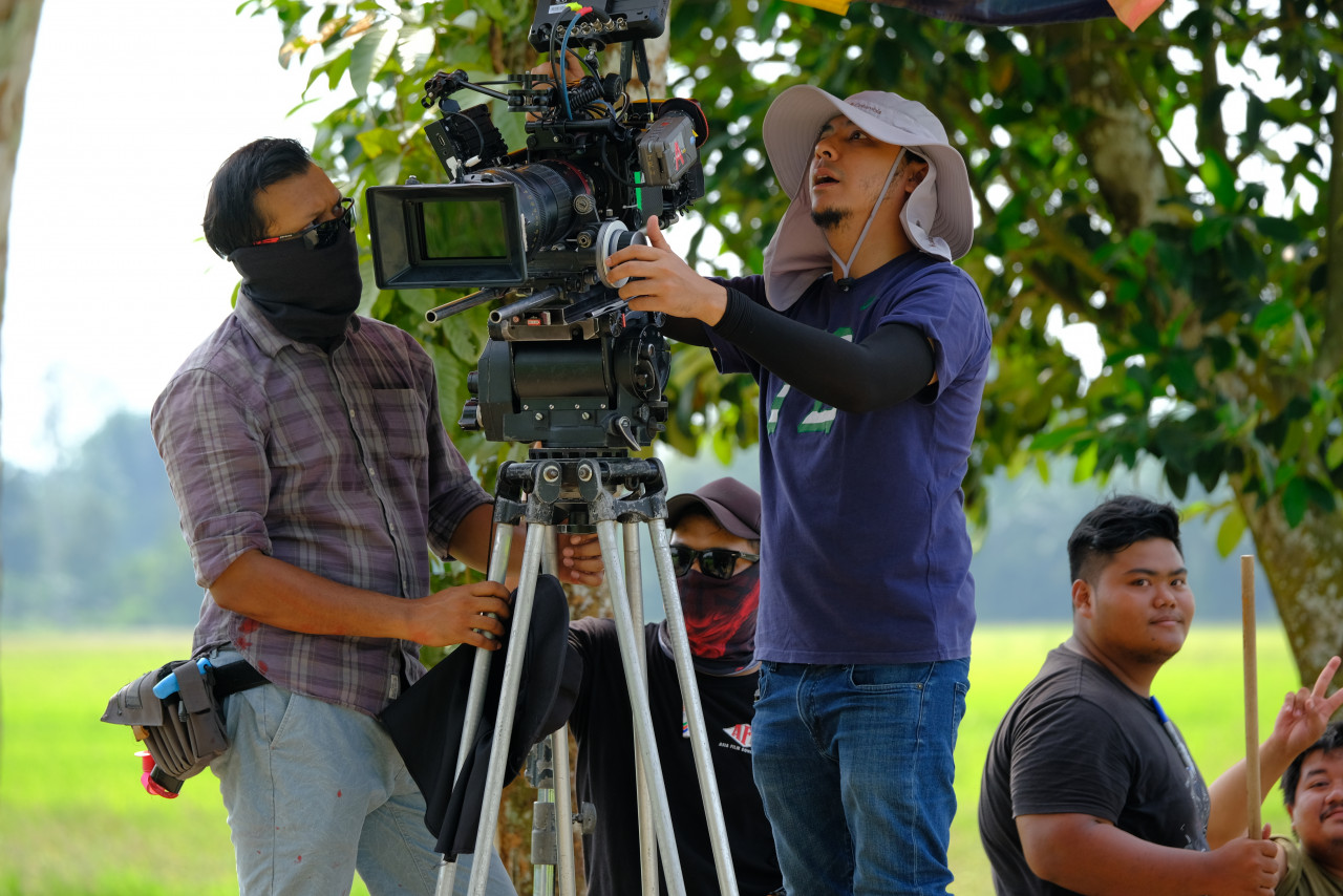 Director Syamsul Yusof on the set of Mat Kilau. – Pic courtesy of Studio Kembara