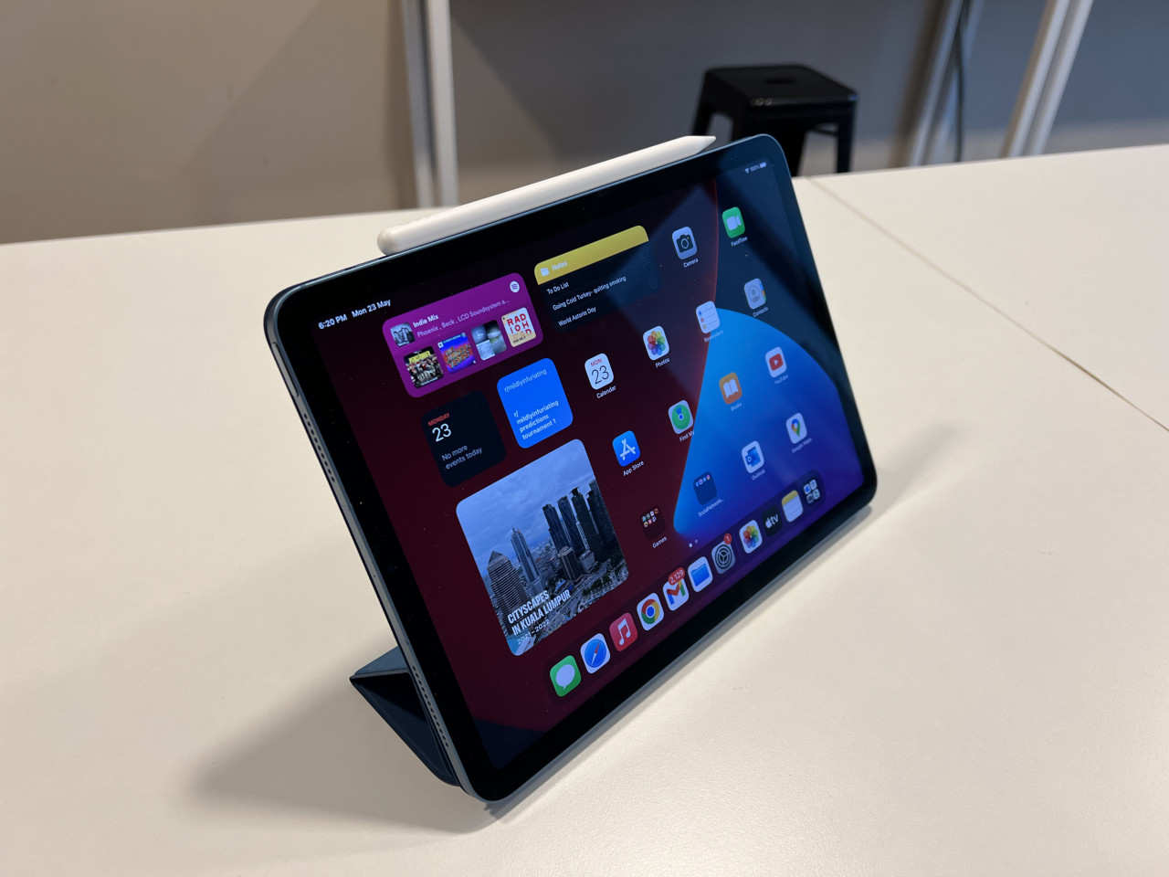 The smart folio allows some flexibility and style, though obviously without the productivity benefits of a keyboard. – HAIKAL FERNANDEZ/The Vibes pic