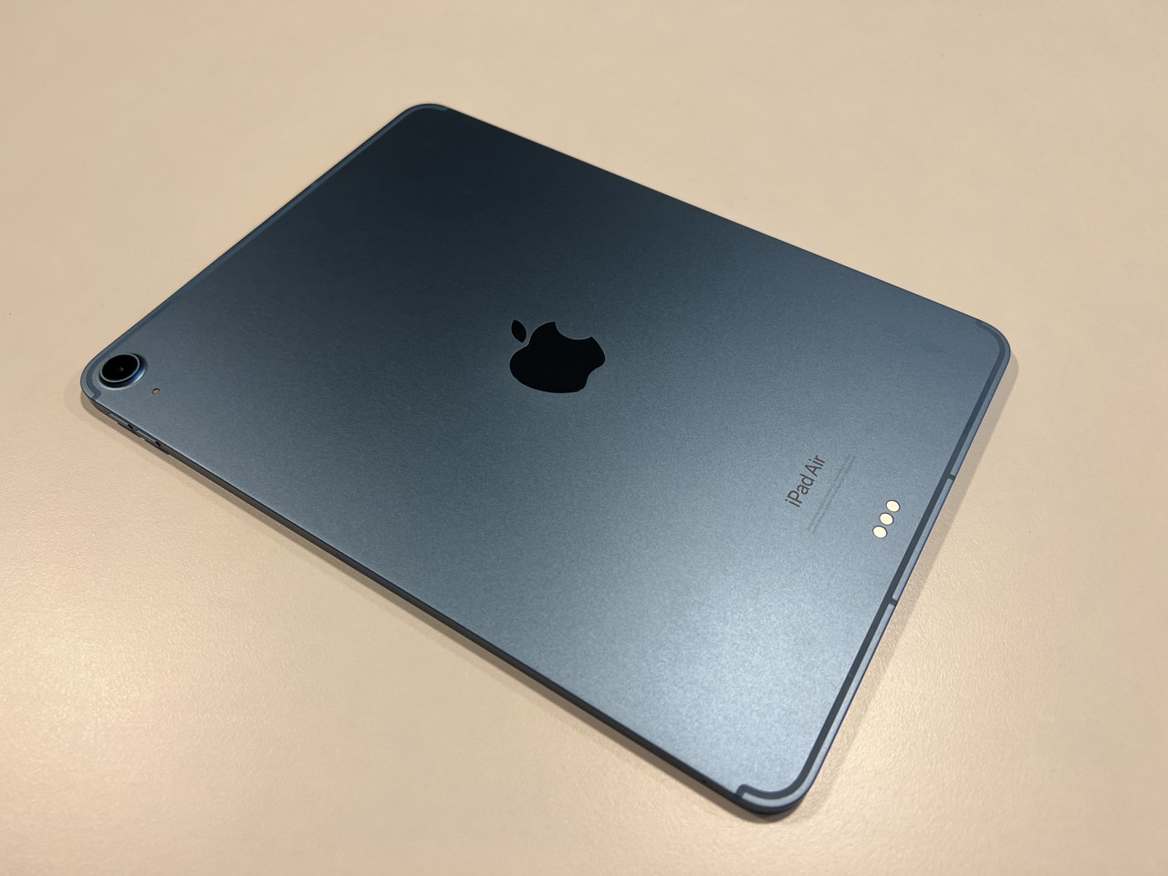 The naked iPad Air is sleek with minimal protrusions, such as the Touch ID buttons and the volume controls. The 12MP can capture content in 4K, but really you shouldn’t be filming videos with a tablet. – HAIKAL FERNANDEZ/The Vibes pic
