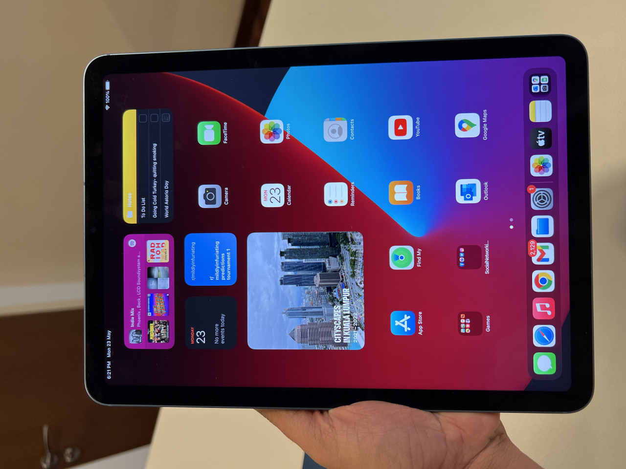 The iPad Air fits in the hand, but is probably at the upper limit of what can be wielded so easily, with the bigger sized device too large to lug around this casually. – HAIKAL FERNANDEZ/The Vibes pic