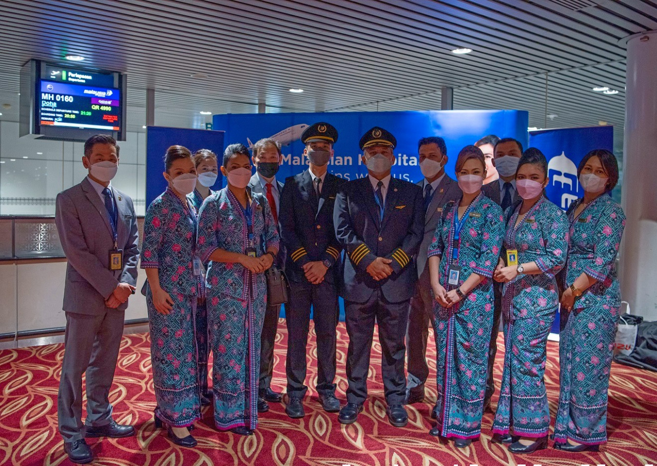 Technical crew (sixth and seventh from left) First Officer Tan Weng Ju and Captain Mohd Radzi Mohamad Alias together with cabin crew of the inaugural MH160 flight to Doha. – Pic courtesy of MAB   