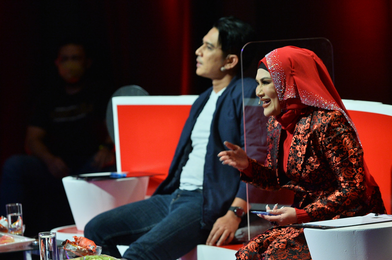 Judges Mas Idayu (right) and Zul Huzaimy. – Astro pic