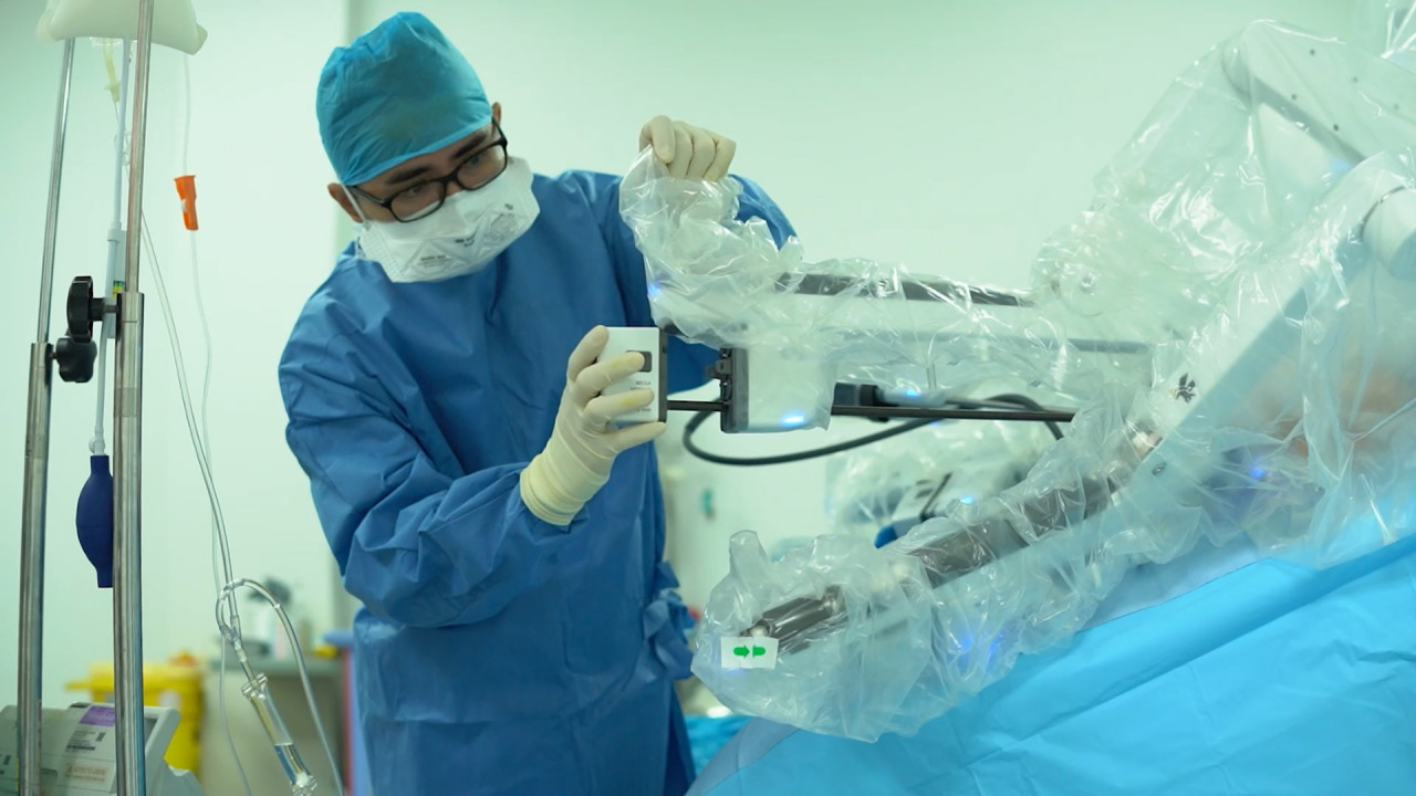 Richel Emong calibrating the robotic system before surgery. – Pic courtesy of Sunway Medical Centre