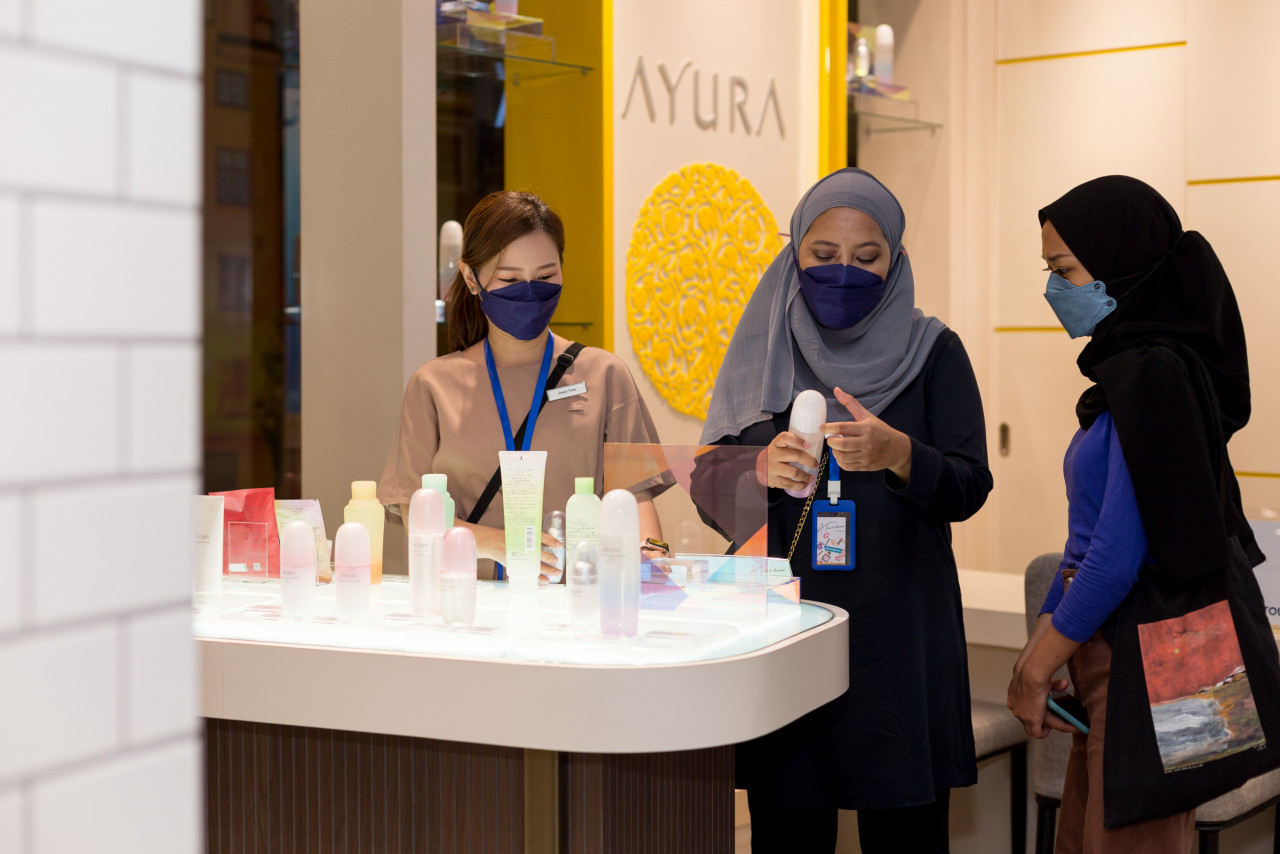 The friendly staff at Ainz & Tulpe explaining to its customer about award-winning brand Ayura. – Pic courtesy of Ainz & Tulpe