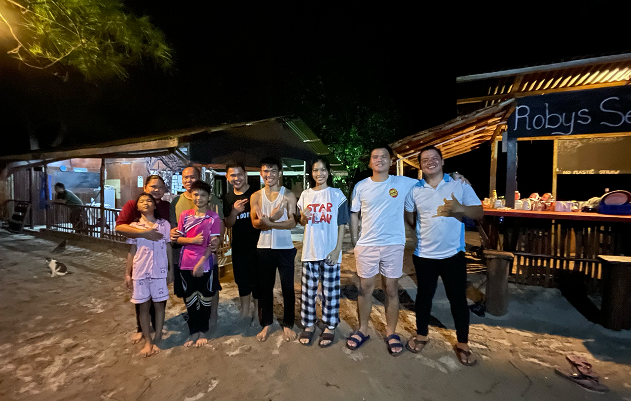 Jonathan (back row, second left) with his family. – JASON SANTOS/The Vibes pic