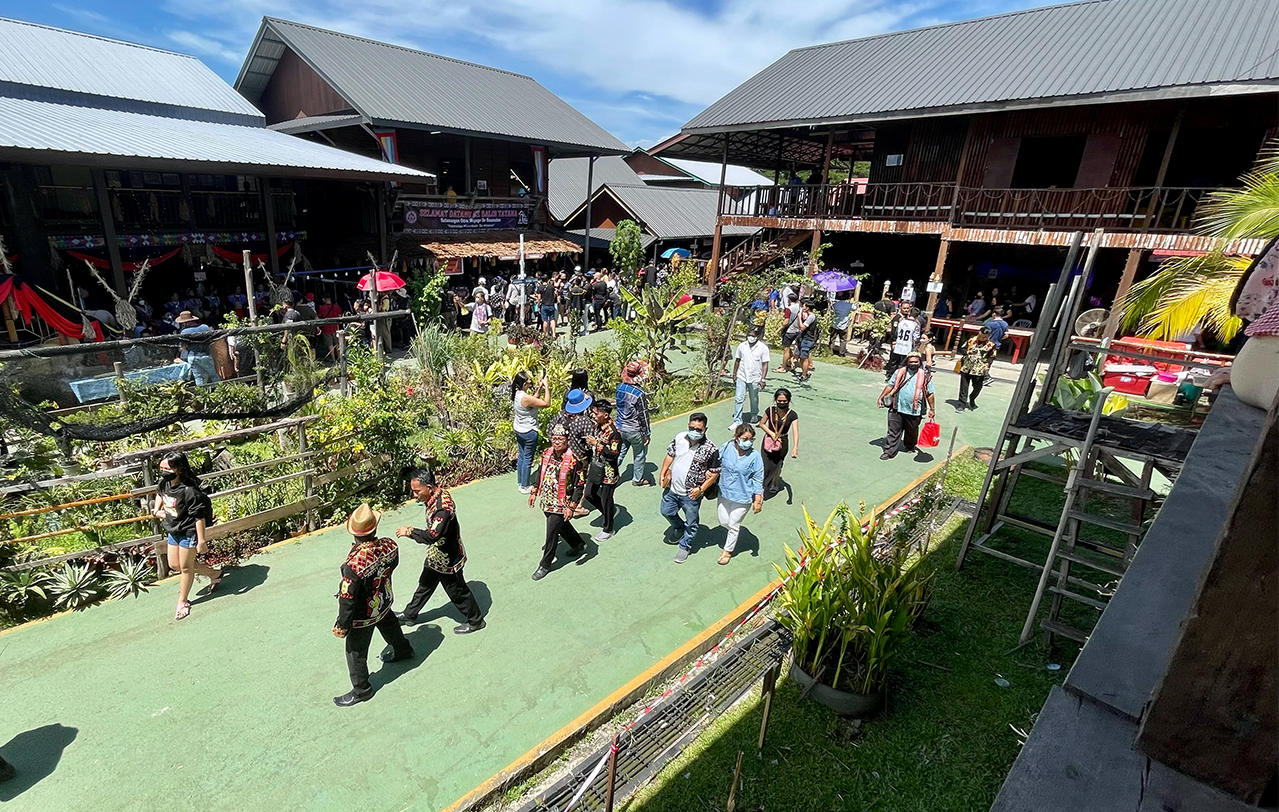 Visitors going through the KDCA Cultural Village where all the houses are on opened in conjunction with the Kaamatan Harvest Festival. Each of the houses display the KDM culture which varies by each district. – JASON SANTOS/The Vibes pic