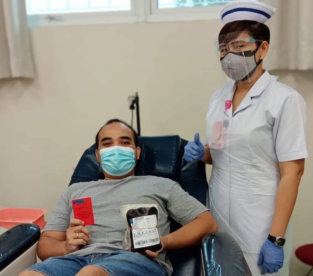 Rh17 rare blood donor Pehan anak Majis of Kuching freely gives his blood to ease a C-section surgery in Johor Baru's Sultanah Aminah Hospital last year. – Pic courtesy of Sarawak General Hospital Blood Bank