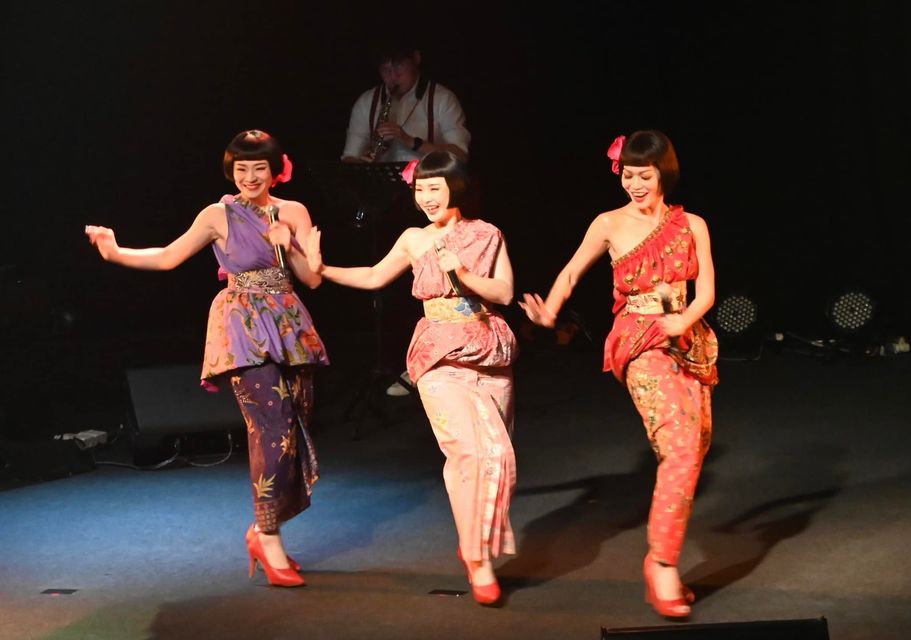 The Shang Sisters grooving to the beat. They were backed by the WVC Jazz Ensemble. – IAN MCINTYRE/ The Vibes pic