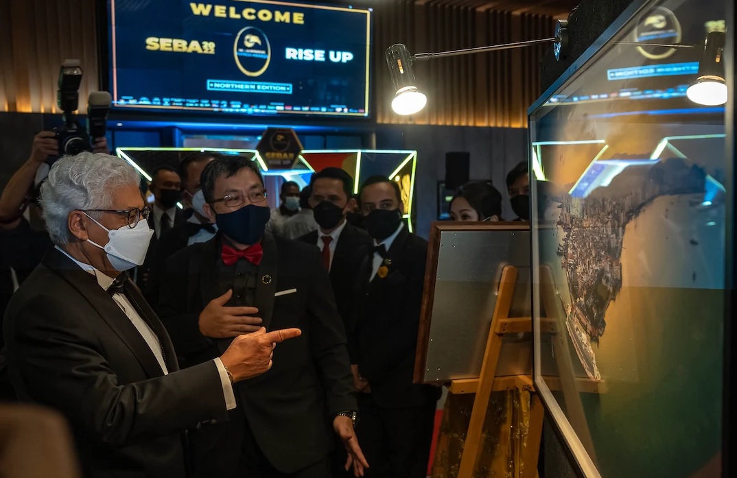 David S.T. Loh, a former photographer with The Star newspaper (2nd from L) shows off his award-winning photography to Yang di-Pertua Negri Tun Ahmad Fuzi Abdul Razak. – Pic courtesy of Seba 