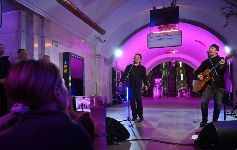U2’s Bono puts on ‘freedom’ show in Kyiv metro