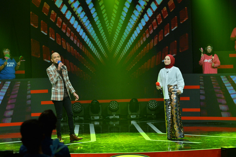 Tomok holds on to Karaoke Superstar Trophy for Week Two